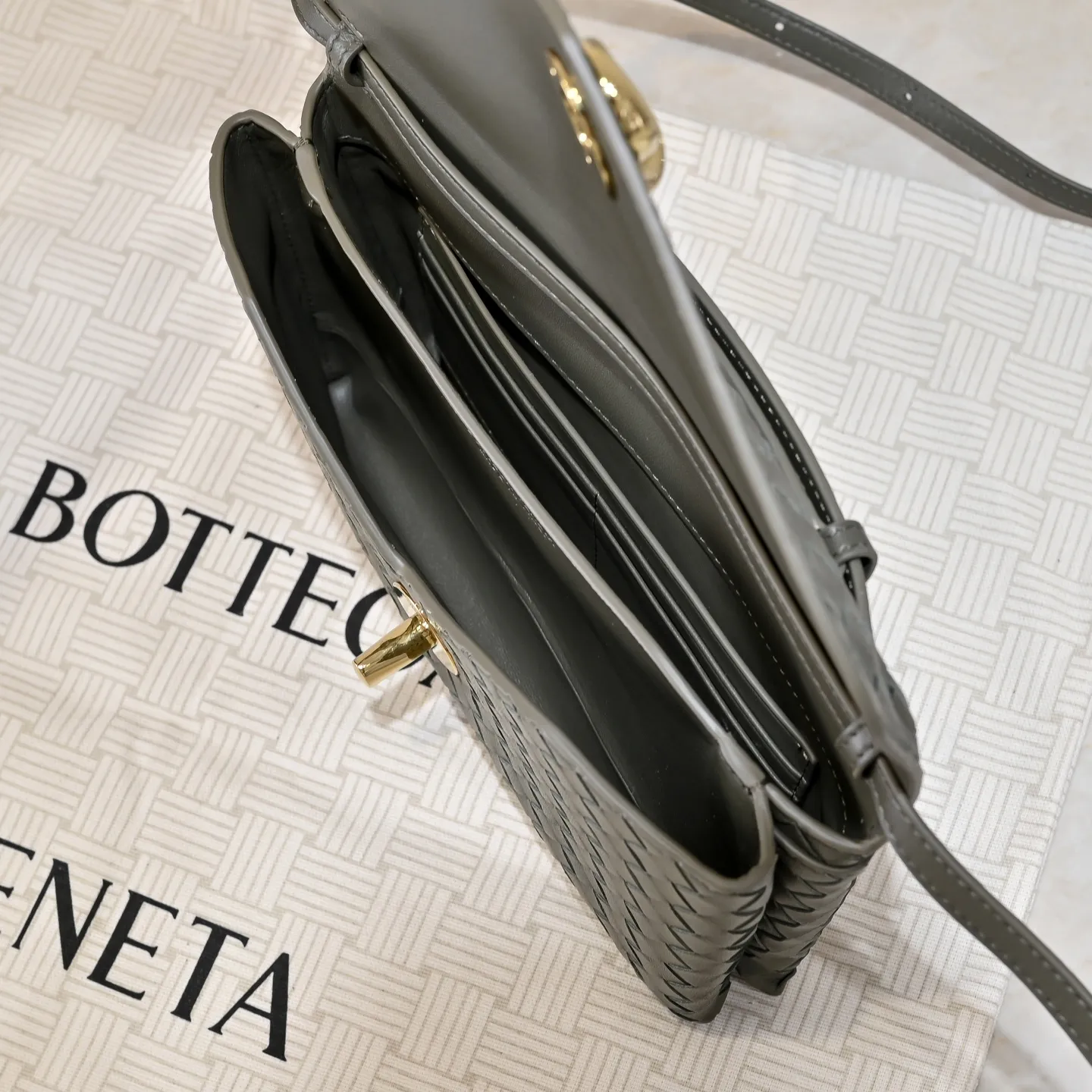 Batch 1660 #Bv new Knot Lock crossbody bag 🎈2025 early spring kont lock new series is hot on the market 🔥The brand's classic weaving process, with kont's metal rotating buttons, are exquisite and eye-catching, which is a luxurious embellishment of details. The upper body is elegant and elegant, with internal double compartments + card slots + back compartment. Super versatile, multiple carrying methods, detachable shoulder strap, portable/shoulder/cross-body, retro and fashionable, easy to carry with exquisite old-line style🫴 Model: 7191 Size: 25x16x5.5